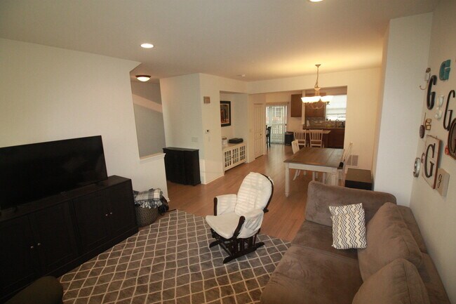 Foto del edificio - 325 Wildflower St