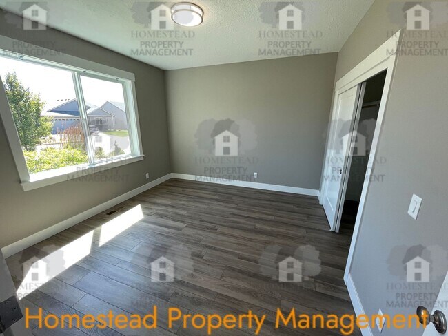 Building Photo - A HOME FOR THOSE WITH DISCERNING TASTE!