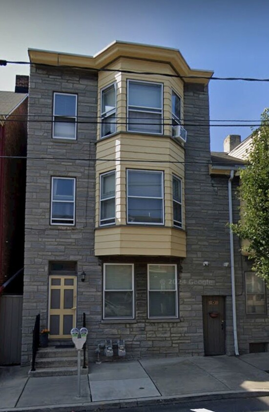 Primary Photo - 121 E King St