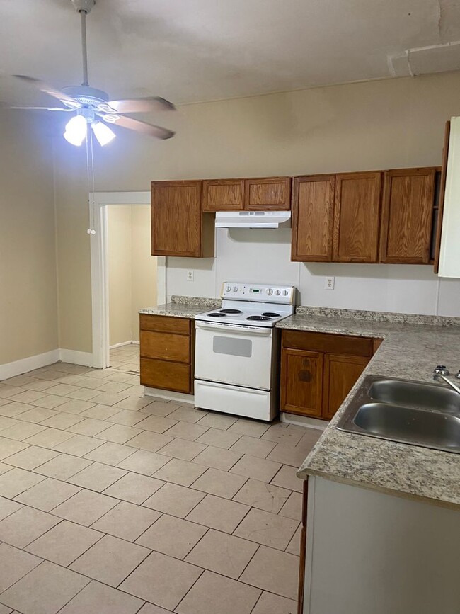 Building Photo - **AVAILABLE NOW**1 Bedroom / 1 Bathroom Ho...