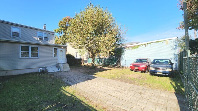 Building Photo - 8 Meadow St