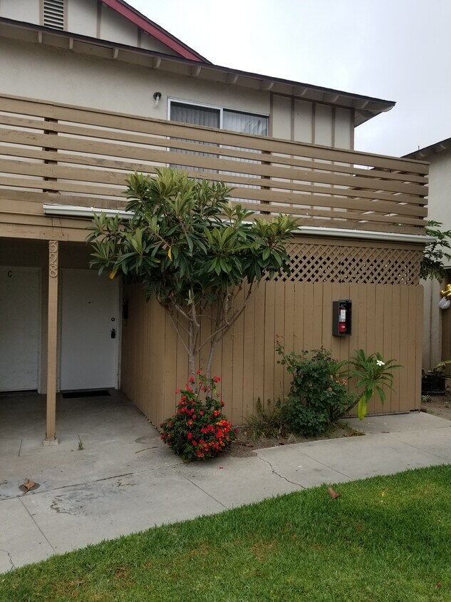 Primary Photo - 328 W Orangewood Ave