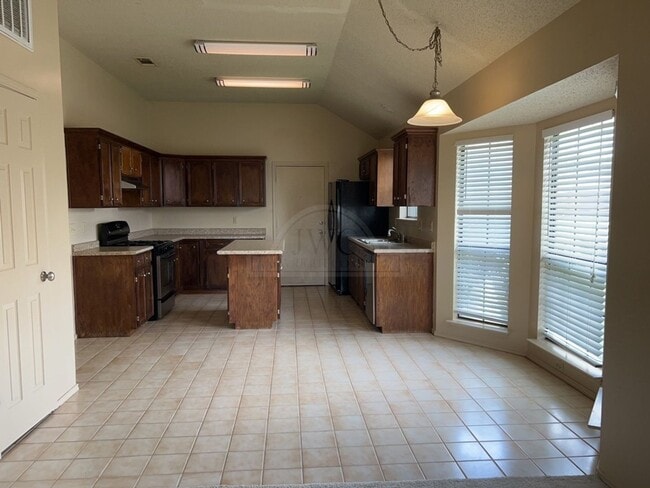 Building Photo - 2210 Illinois Dr
