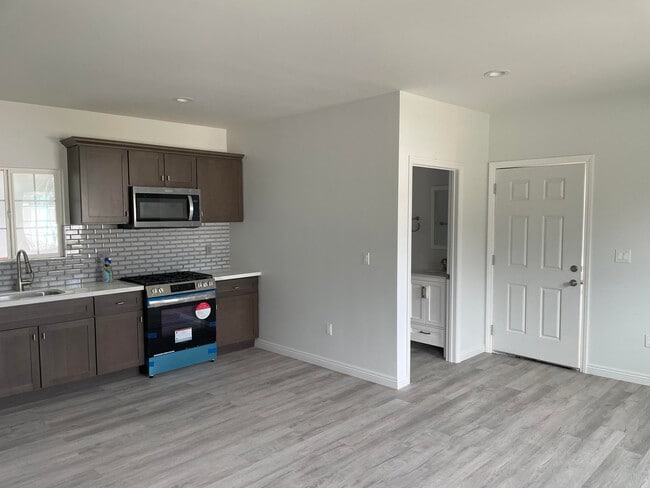 kitchen - 10429 De Soto Ave