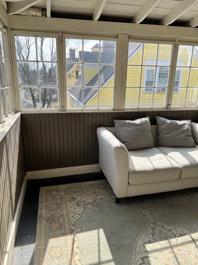 Building Photo - 136 E 9th St