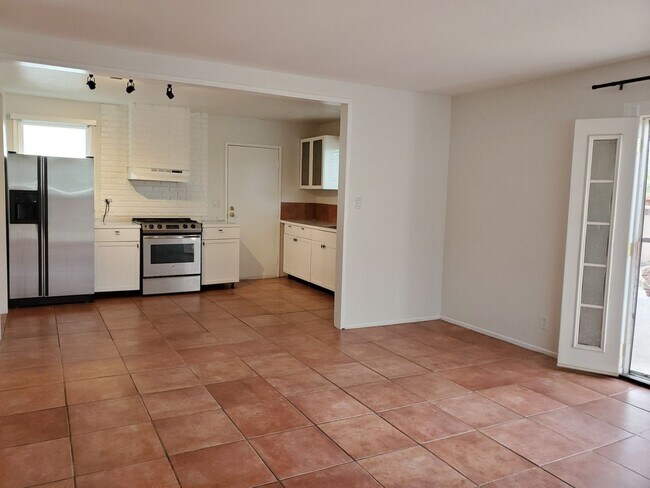 Foto del edificio - 3 bed/3 bath + LARGE BONUS ROOM and YARD for Assisted Living/Sober Living/Detox/Rehab Facility.