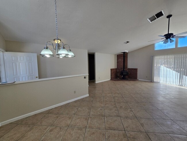 Building Photo - Private & Quiet Gem!