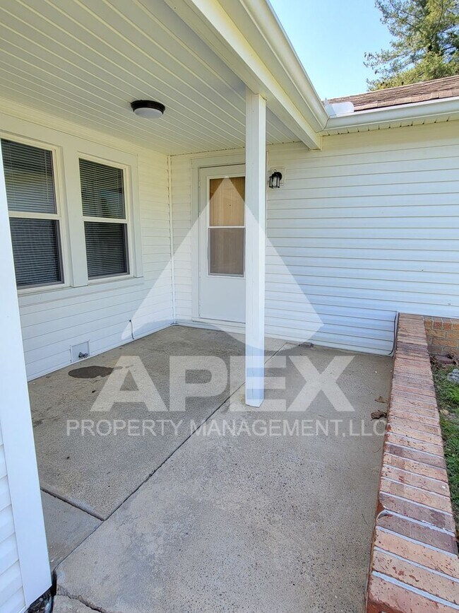 Building Photo - Cute 2 Bd - 1 Ba Single Family Home w/Gara...