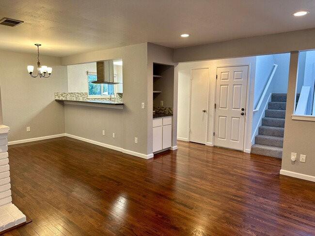 Building Photo - Sharp and Beautilful End Unit Condo in San...