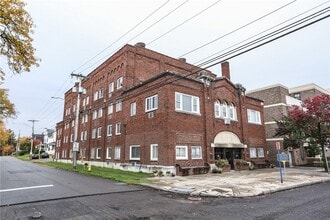 Building Photo - 404 Main St