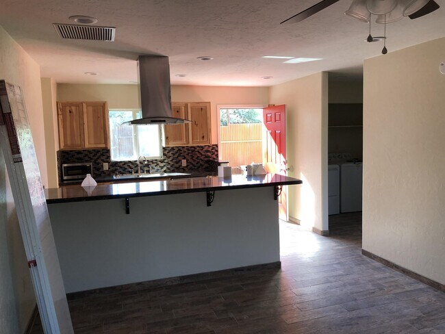 Foto del edificio - 830 E 8th St