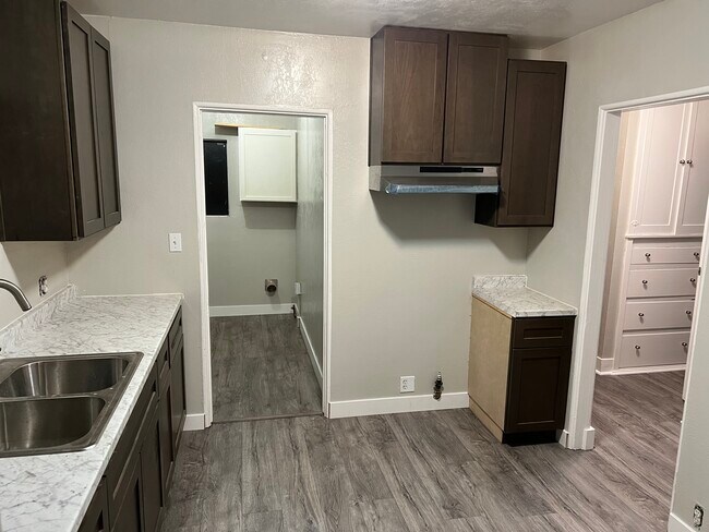 Foto del edificio - 1150 N Hamilton Blvd