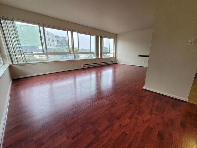 Building Photo - Spacious corner 2 bedroom unit. LOTS of li...