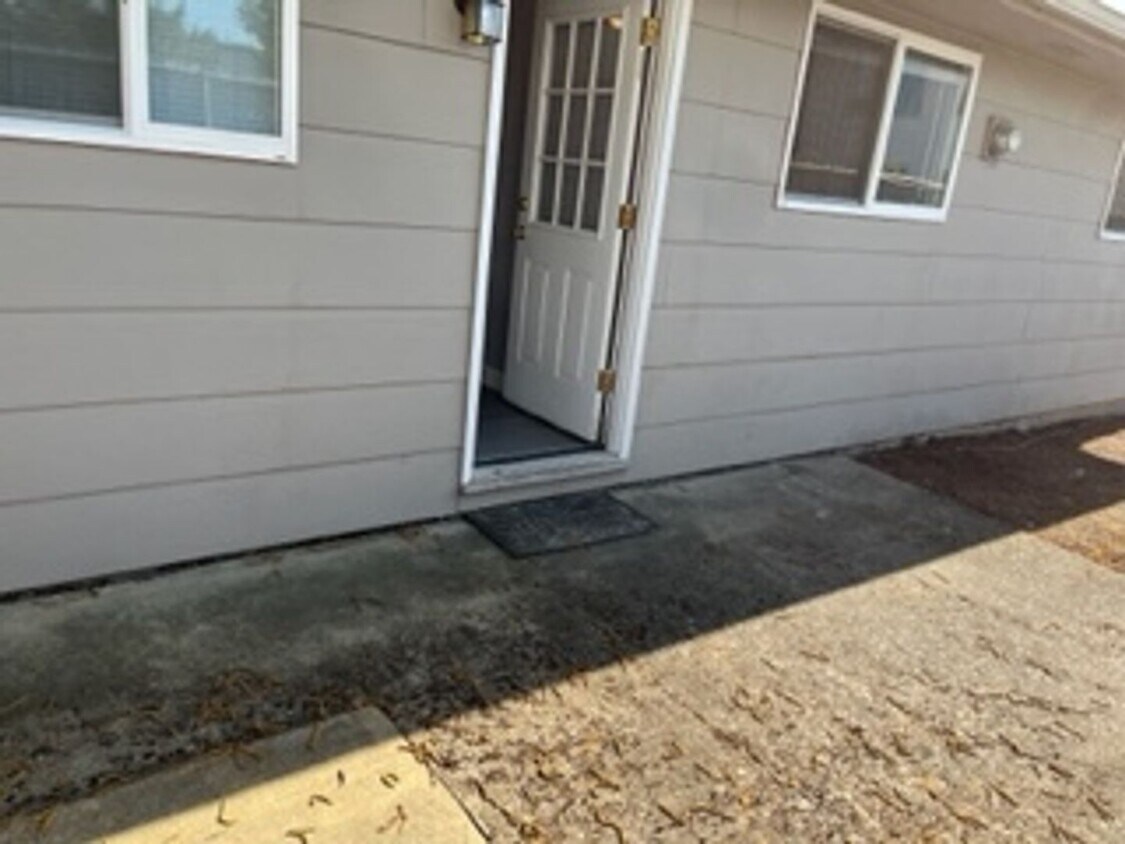 RENT SPECIAL 450.00 off Newly Remodeled 2... House Rental in Salem