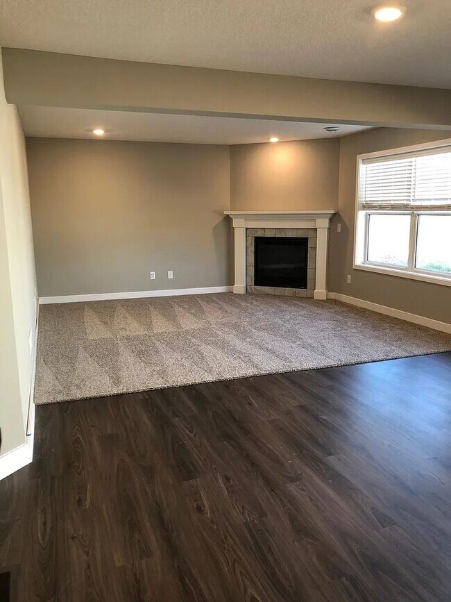 Building Photo - Awesome woodbury townhouse available!