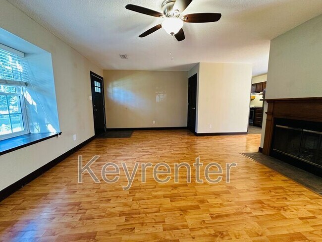 Building Photo - 7650 Chatham Cir NW