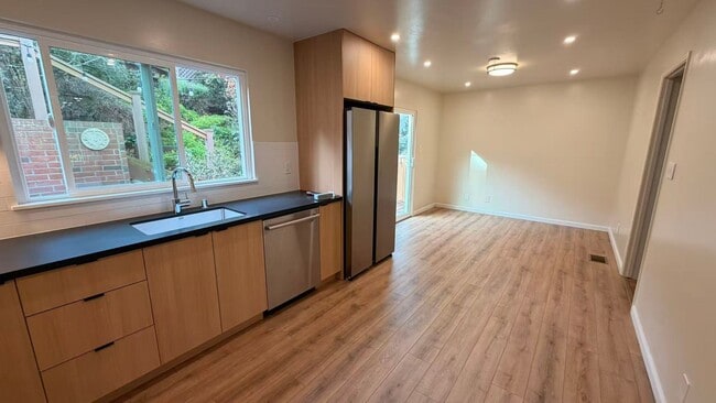 Building Photo - 3Bed/2.5Ba Tri-Level Home with Views, Solar, and Private Yard – Glen Park