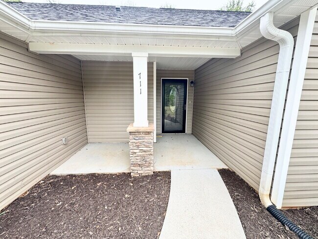 Building Photo - 3 Bedroom, 2 Bath w/ Immediate Availability in Walhalla