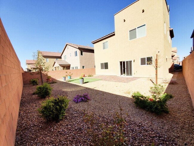 Building Photo - 3 BEDROOM HOME WITH ROOFTOP DECK! STRIP VIEWS!