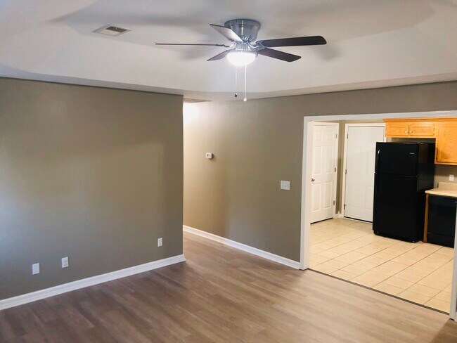 Foto del edificio - 107 Logan Ave