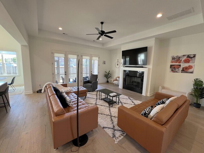 Building Photo - 607 Covington Walk Ln S