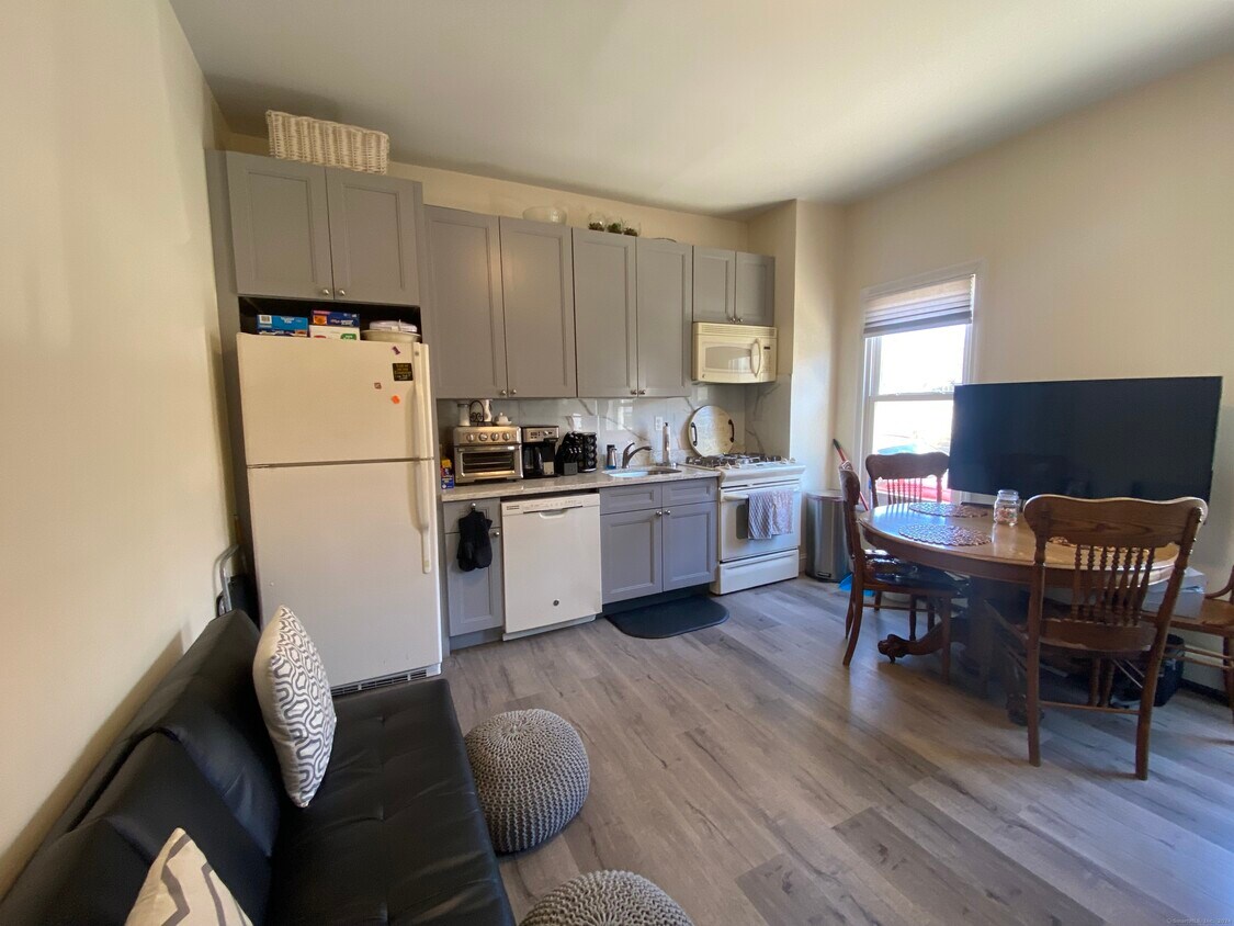 1925 Barnum Ave Unit 1, Stratford, CT 06614 Room for Rent in