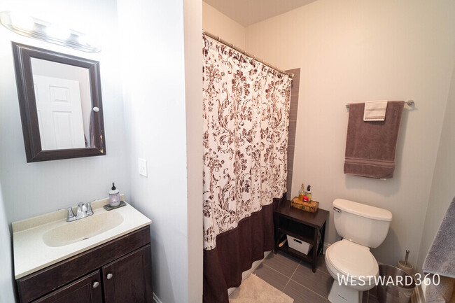 Building Photo - 2bed/1bath in amazing Logan Square location