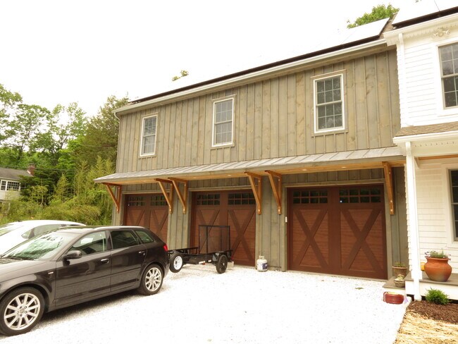 Building Photo - 4 Jonathan Ln