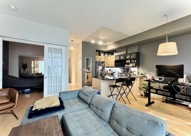 Building Photo - 350 Wellington St W