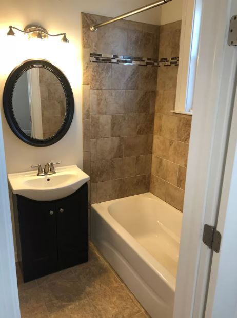Master bathroom - 308 N Green St
