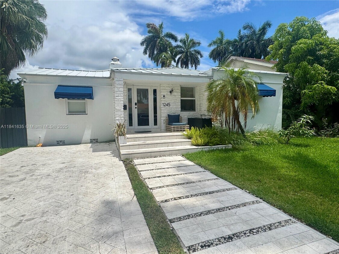 Foto principal - 1245 Van Buren St