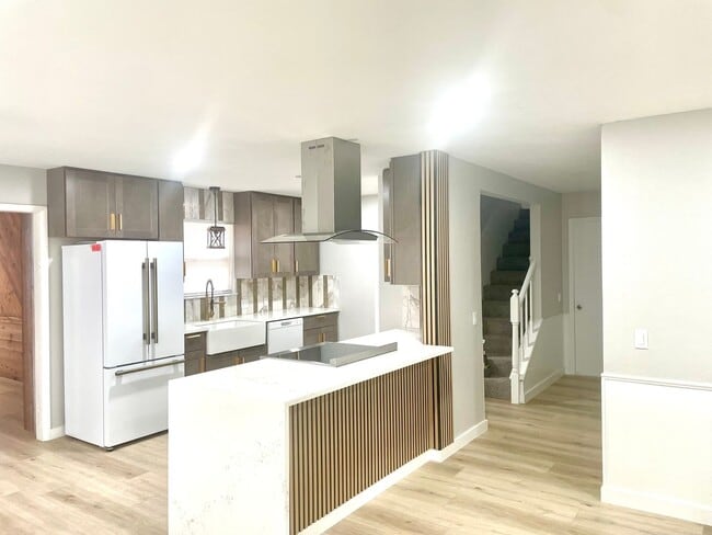 Building Photo - Remodeled to Gorgeous!