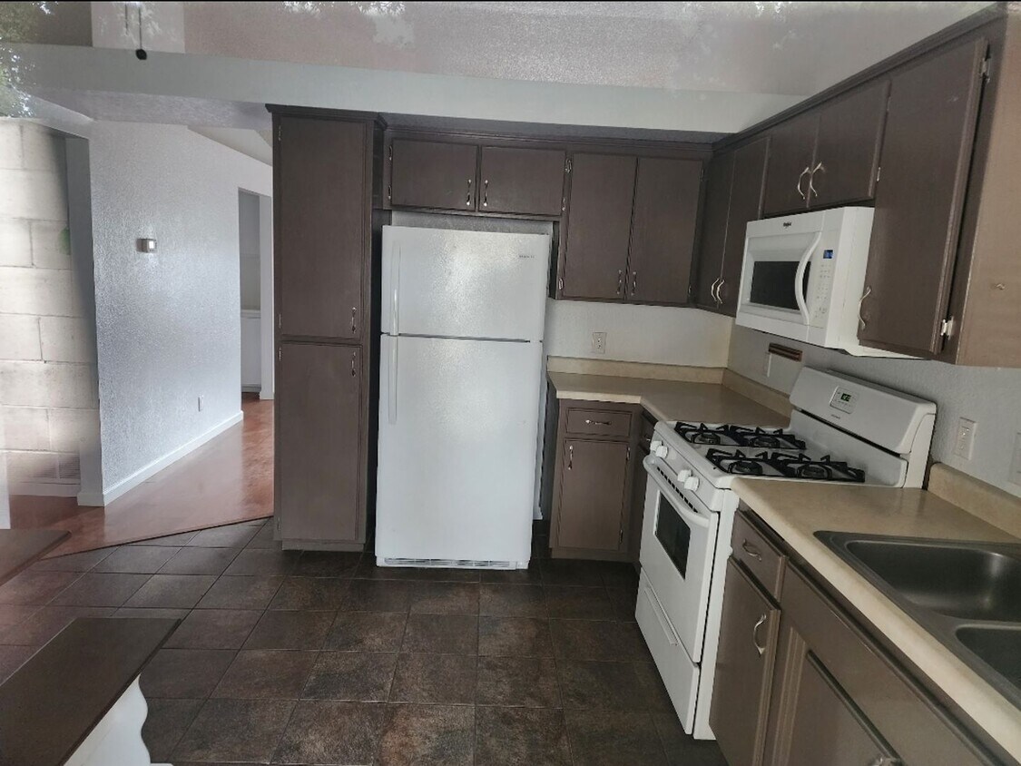 Building Photo - @ bedroom 2 bath home