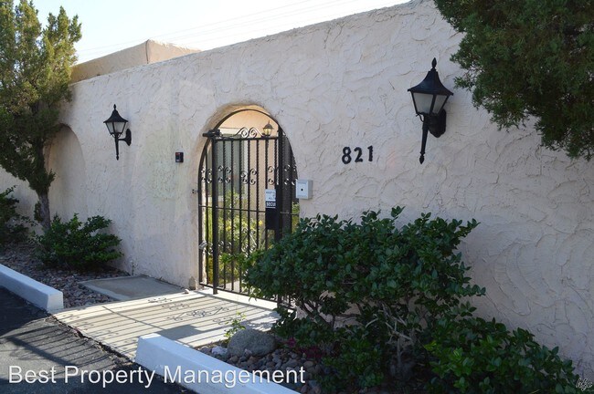 Building Photo - 821 E Vista Chino