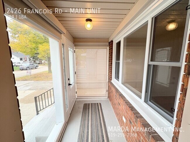 Photo du bâtiment - BEAUTIFUL 2 BED/1 BATH MAIN UNIT - EAST WI...
