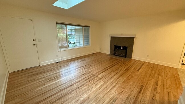 Foto del edificio - Stunning Forest Retreat in Lake Oswego 3 beds 2 baths + Den; Video!