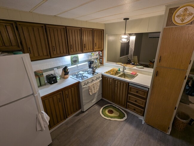 Brand new linens, floor mat, and light fixtures - 1334 Boucher St