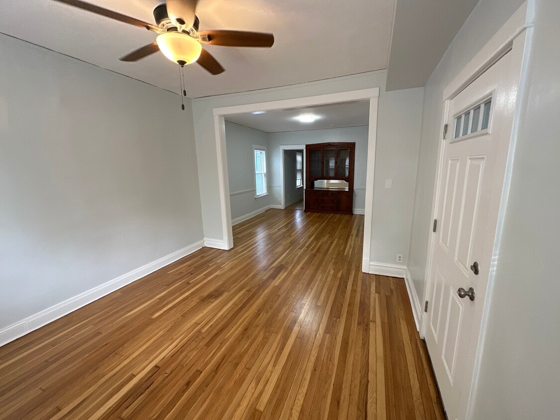 Primary Photo - 3450 N Lawndale Ave