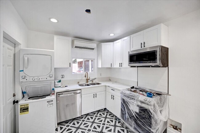 new appliances and washer/dryer - 5347 Russell Ave