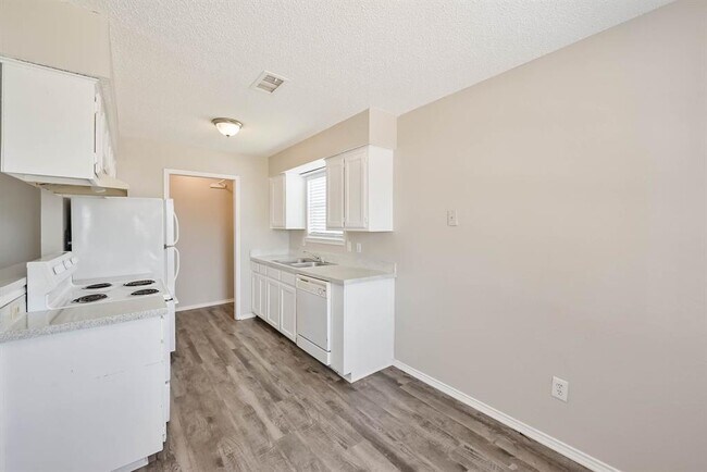 Foto del edificio - 608 Kings Way Dr