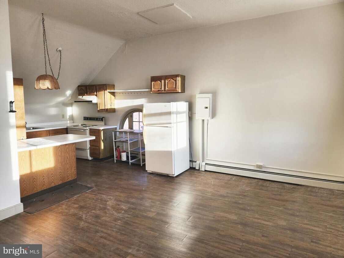 11 N Main St Unit 3, Manheim, PA 17545 Room for Rent in Manheim, PA