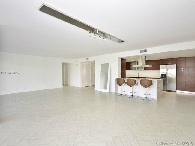 Building Photo - CRICKET CLUB CONDO UNIT