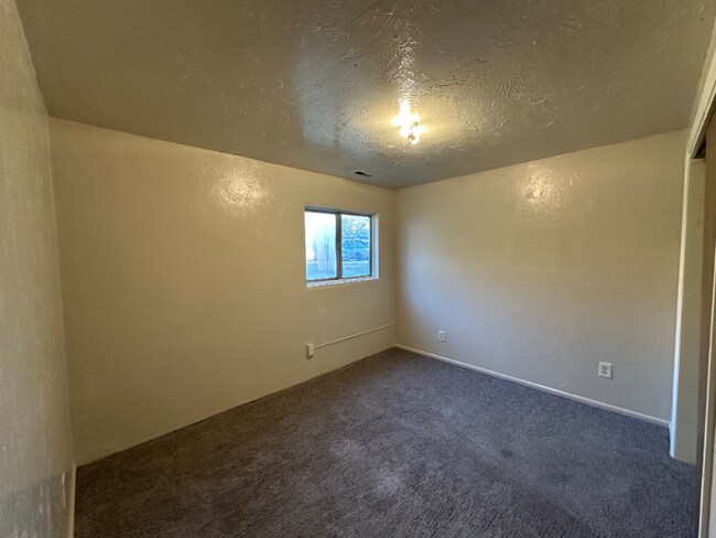 Building Photo - 931 S 700 E St