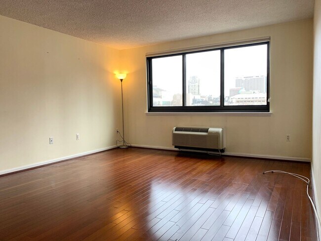Building Photo - 2-Bed/2-Bath Condo in Center City with FRE...