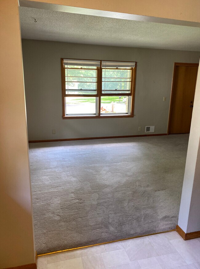 Building Photo - 5540 Wedgewood Dr