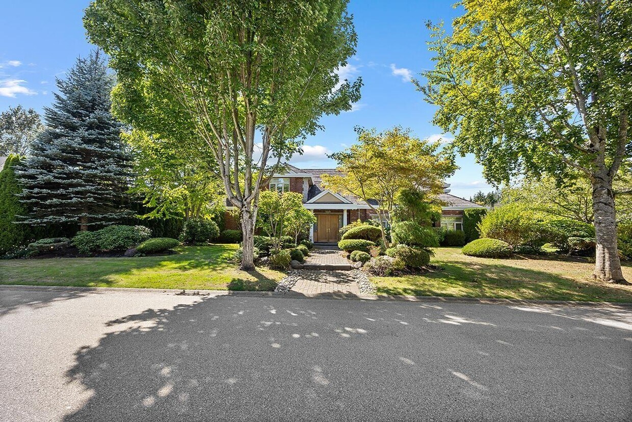 Primary Photo - 2369-2136 136 St