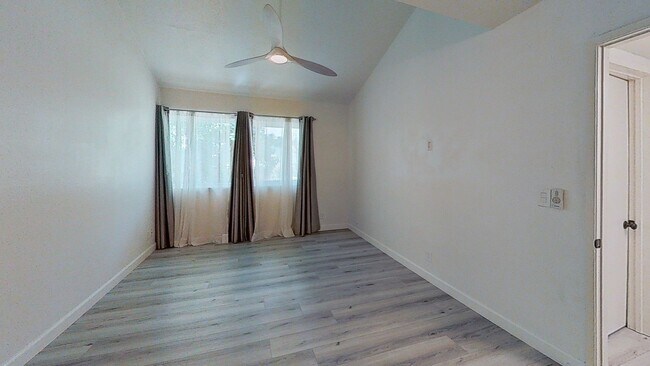 Building Photo - 3/Bedroom Townhouse In Woodland Hills!