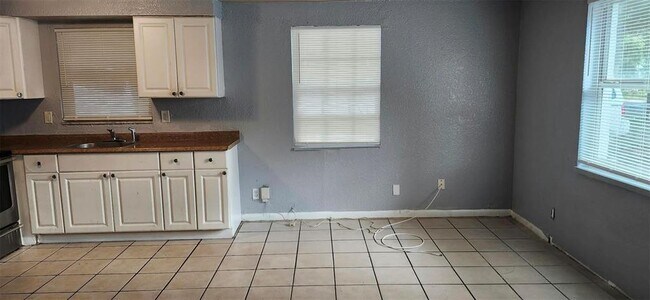 Foto del edificio - 9809 N Jasmine Ave