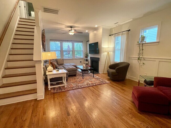 Foto del edificio - Beautiful Craftsman home near Duke!