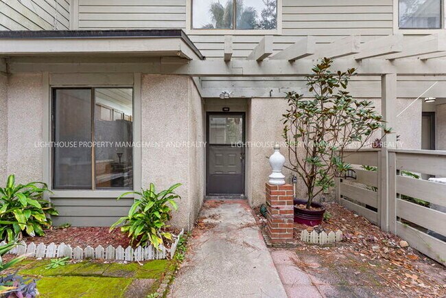 Foto del edificio - Beautiful 2-Bedroom Townhome with Pond Views